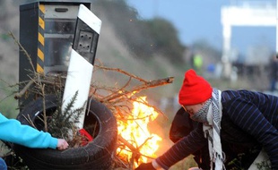 Des «bonnets rouges» mettent le feu à un radar, le 9 novembre 2013.