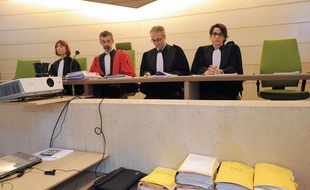 Les magistrats présidant le procès des parents de Marina, avant l'ouverture de l'audience le 11 juin 2012 au Palais de Justice de Mans