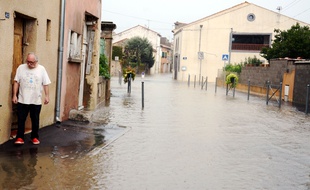 Un habitant de Cuxac-d'Aude constate les dégâts des inondations, le 15 octobre 2018.
