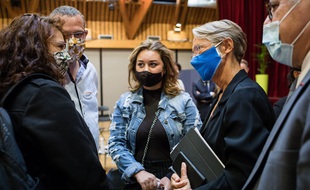 La ministre du Travail Elisabeth Borne visite une mission locale en 2020.