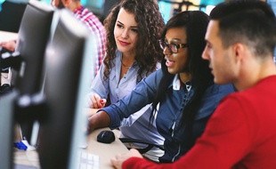 Les jeunes soutenus par le Réseau Etincelle bénéficient de neuf journées de formation en entreprise