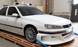 La 406 de Taxi 2 sera vendue aux enchères le 16 septembre prochain.