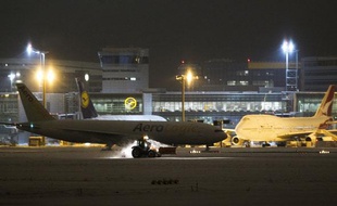 Des avions cloués au sol par la neige à l'aéroport de Franckfort, en Allemagne, le19décembre 2010.