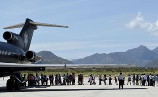Des touristes partent de l'aéroport de Jose del Cabo avant le passage de la tempête Odile, le 16 septembre 2014