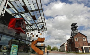 Le nouveau centre culturel, Le Métaphone, essentiellement dédié à la musique, a été construit sur l'ancien site minier de la fosse 9 à Oignies.