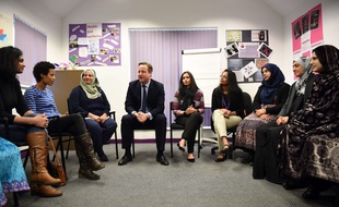A Leeds, ce lundi, David Cameron s'est rendu à un cours d'anglais langue étrangère destiné à des femmes.Oli Scarff/PA via AP