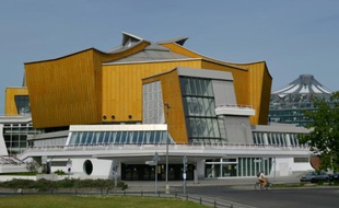 Un cycliste roule près de la Philharmonie de Berlin, le 11 mai 2015