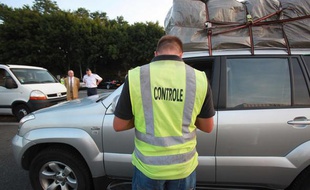 La police controle au peage de Virsac en Gironde la charge des vehicules sur le chemin des vacances le 3 juillet 2010