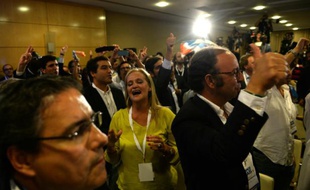Des militants du parti social-démocrate (PSD) réagissent aux premiers résultats des élections législatives au Portugal, au siège du parti à Lisbonne, le 4 octobre 2015