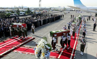 La garde d'honneur iranienne portent les cercueils des pèlerins tués dans la bousculade de la Mecque lors de leur rapatriement en Iran, le 3 octobre 2015 à l'aéroport de Téhéran