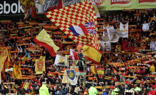 Lens, le 5 fvrier 2011. Match comptant pour la 22me journe du championnat de ligue 1 de football opposant le RC Lens (RCL) au Valenciennes FC (VAFC) au stade Flix Bollaert de Lens. Ici les supporters lensois.
