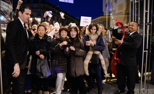 Une foule de clients à l'entrée d'un grand magasin parisien le premier jour des soldes, le 8 janvier 2014.
