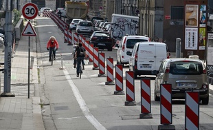 A Grenoble, des cyclistes empruntent une piste cyclable provisoire, le 6 mai 2020.