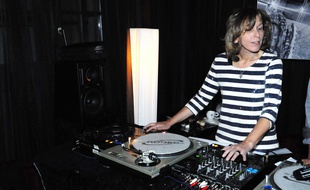 Pascale Clark en DJ. Pour de vrai cette fois, en 2010, à l'Hôtel Kube.