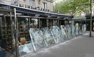 Le café Kléber après les violences du 13 mai 2013 sur la palce du trocadéro.