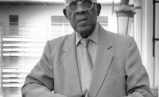 Aimé Césaire fut, avec le Sénégalais Léopold Sédar Senghor et le Guyanais Léon-Gontran Damas, l'un des chantres du courant de la "Négritude".