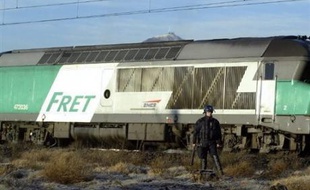 La grève dans les transports représente un coût certain pour les entreprises, notamment dans l'industrie, le commerce et l'hôtellerie, mais qui reste limité pour l'ensemble de l'économie, selon les experts.