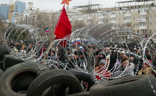Des barricades ont été dressées dans la ville de Donetsk en Ukraine le 12 avril 2014 alors que des militants pro-russes sont passés à l'attaque.