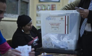 Dépouillement des bulletins de vote, à l'issue du 2e jour du référendum sur une nouvelle Constitution, le 15 janvier 2013 au Caire