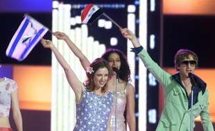 Deux membres du groupe israélien Ping Pong, au premier plan devant leur choriste, sur la scène de l'Eurovision 2000.