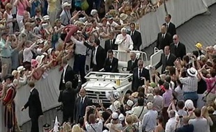 Un homme a tenté de sauter sur la papamobile place Saint-Pierre le 6 juin 2007 au Vatican.