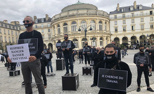 En silence, plus d'une centaine de gérants de discothèques venus de toute la Bretagne se sont rassemblés ce mercredi après-midi à Rennes.