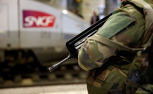 Les militaires de l'opération Sentinelle en patrouille dans les gares.