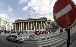 La Bourse de Paris creusait ses pertes mercredi après-midi (-1,07%), au point d'atteindre son plus bas niveau de l'année en séance, dans un marché toujours angoissé par l'instabilité politique en Grèce.