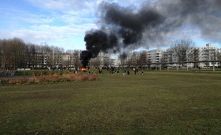 Dans le quartier des Poteries à Strasbourg, un canapé a été incendié dans le parc situé en face du lycée Marcel Rudloff où des lycéens sont mobilisés dans le cadre du mouvement national.