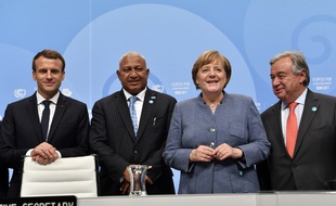 Le président français Emmanuel Macron, le Premier ministre des Fidji et président de la COP 23 Frank Bainimaramala, la chancelière allemande Angela Merkel et le secrétaire général des Nations-Unies Antonio Guterres le 15 novembre 2017 à Bonn (Allemagne).