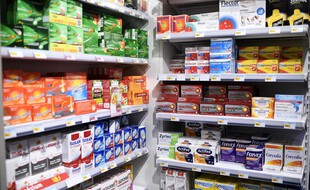 Des vitamines dans une pharmacie de Paris, le 27 novembre 2017.