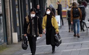 Des piétons dans les rues de Nantes pendant l'épidémie de coronavirus.