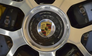 Le logo Porsche au centre d'une roue de Porsche 911, sur une chaîne de production à Stuttgart (Allemagne), le 11 mars 2014
