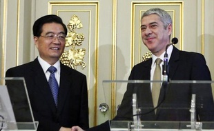 Le président chinois Hu Jintao a promis son "soutien" au Portugal pour l'aider à sortir de la crise, sans toutefois prendre aucun engagement financier, ni en matière d'investissements économiques, ni sur la question d'un éventuel achat de dette.