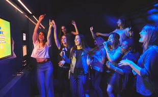 Des clients poussent la chansonnette au BAM Karaoke Box à Paris.