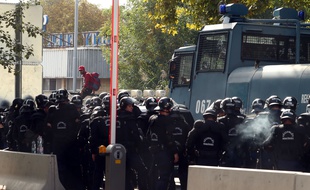 Des policiers hongrois utilisent des canons à eau et des gaz lacrymogènes pour empêcher des migrants de passer la frontière entre la Serbie et la Hongrie.
