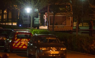 La police inspecte le bus où un camarade a tué un autre enfant, près du collège de Trois Frontières à Hegenheim, le 16 novembre 2015