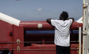 Migrants à bord du navire « Ocean Viking ».