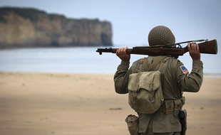 Un homme déguisé en soldat américain de la Seconde guerre mondiale, le 2 juin 2014, sur la plage de Vierville-sur-Mer.