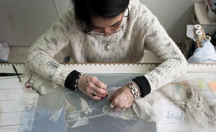 Les petites mains de la maison Hurel brodent pour les plus grandes marques de luxe.