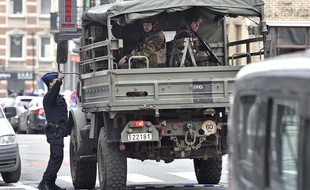 Des policiers et des militaires belges dans les rues de Bruxelles après le double attentat du 22 mars 2016.