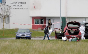 Les deux personnes interrogées dans le cadre de l'enquête sur les complicités dont a pu bénéficier le braqueur Redoine Faïd lors de son évasion de la prison de Sequedin (Nord) en avril ont vu leur garde à vue prolongée mardi, a-t-on appris de source proche de l'enquête.