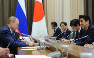 Le président russe Vladimir Poutine (G) et le Premier ministre japonais Shinzo Abe (D) à Sotchi, en Russie, le 8 février 2014