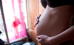 Une jeune femme enceinte de cinq mois en 2014