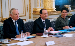 François Hollande entouré du ministre des Affaires étrangères, Jean-Marc Ayrault et de la ministre de l'Education nationale, Najat Vallaud-Belkacem lors du conseil des ministre à l'Elysée, le 8 mars 2017.