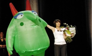 Florence Foresti (ici avec la mascotte de Juste pour rire) a parrainé le festival en 2008.