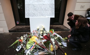 La plaque en hommage aux 90 tués au Bataclan, dévoilée le 13 novembre 2016.