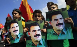 Les services secrets turcs sont en cours de négociation avec le chef emprisonné des rebelles kurdes du Parti des Travailleurs du Kurdistan (PKK), Abdullah Öcalan, avec pour objectif le désarmement de l'organisation, a rapporté lundi le quotidien Hürriyet.
