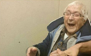 Annie (99 ans) a convaincu les policiers de Nimègue (Pays-Bas) de la mettre en cellule le 23 février 2017 pour réaliser un souhait sur une liste de choses à faire avant de mourir.