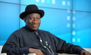 Le président nigérian Goodluck Jonathan a ordonné l'ouverture d'une enquête après la mort de 187 personnes dans des affrontements entre armée et islamistes dans une ville du Nord, toujours bouclée mardi quatre jours après le bain de sang.